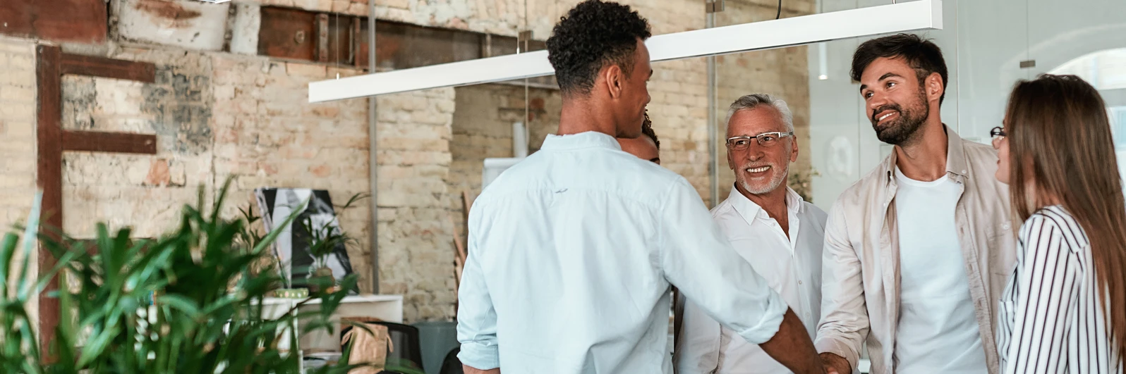 Dos hombres saludandose