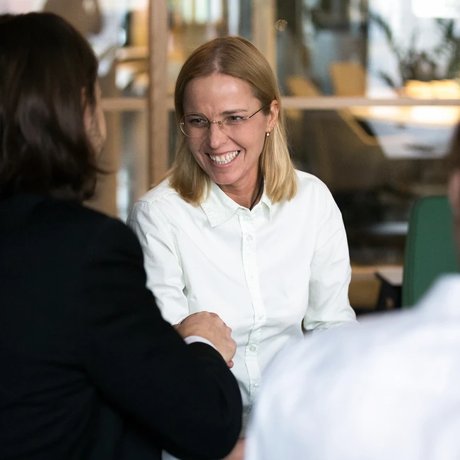 Personas saludandose