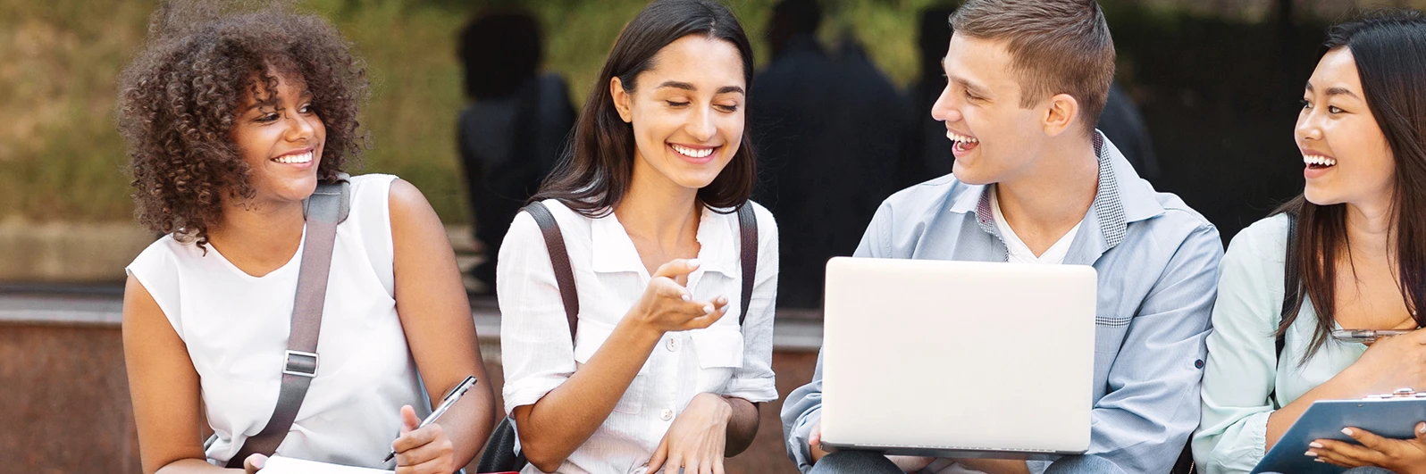 Grupo estudiantes sonriendo