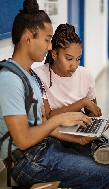dos mujeres en computador