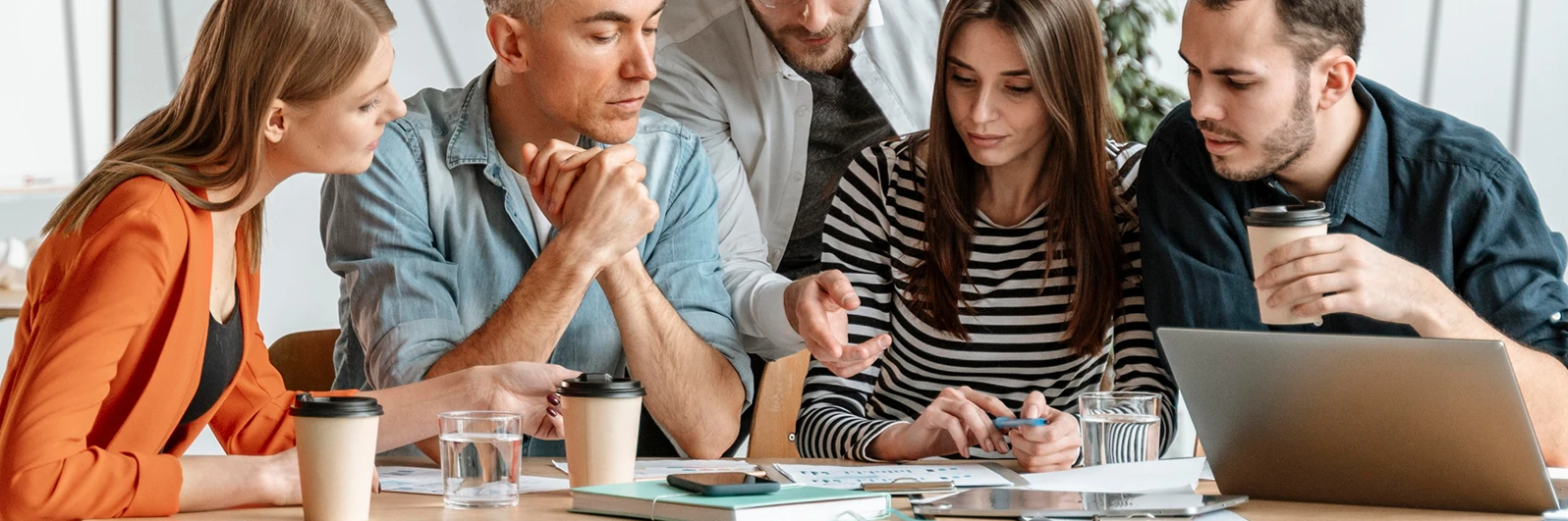 personas revisando documentacion