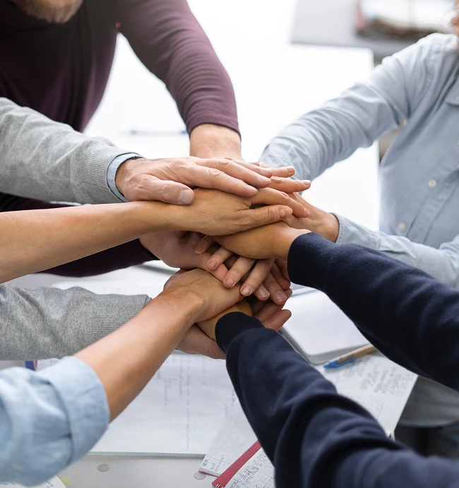 Grupo uniendo manos