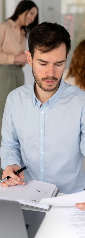 HOmbre analizando documentos