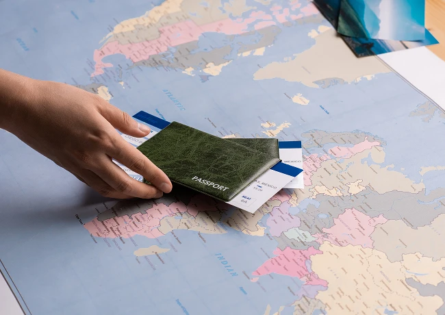 Colocando pasaporte sobre boletos