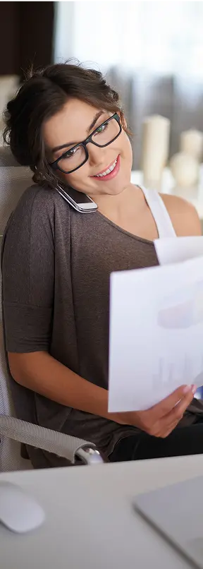 Mujer hablando por telefono