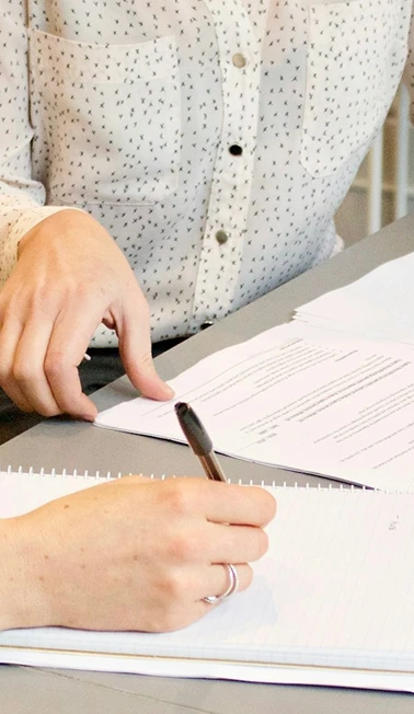 Persona escriniendo en papel