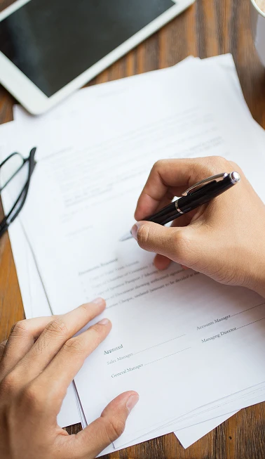 Persona escribiendo en hoja