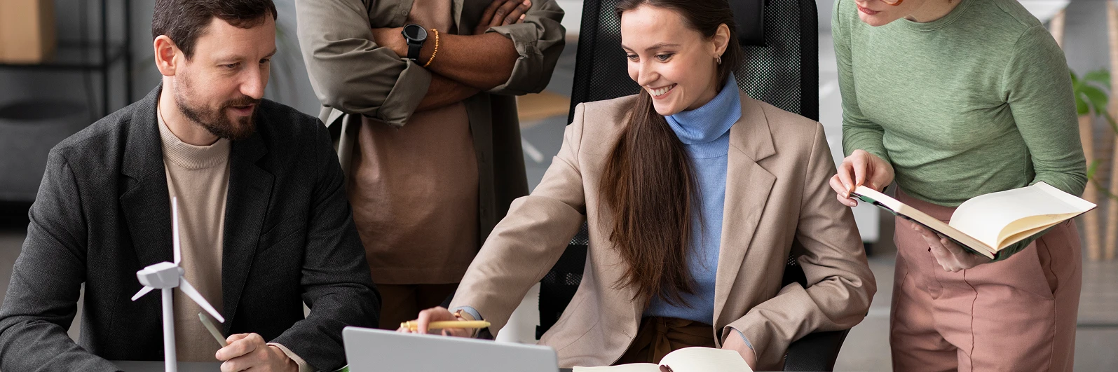 Personas Veridficando documentos