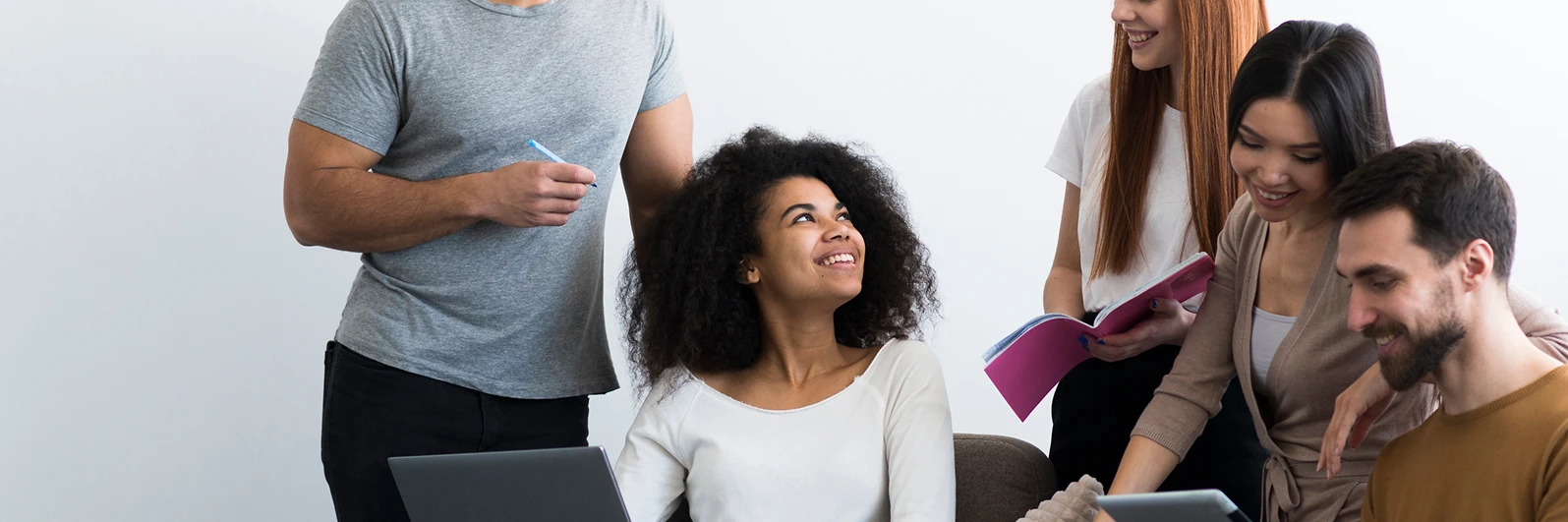 Cinco personas reunidas